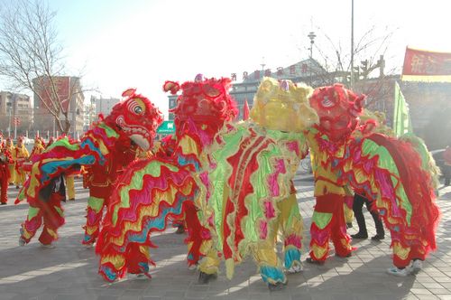 酒泉市2011年元宵節(jié)社火匯演期間，部分社火隊(duì)來公司拜年