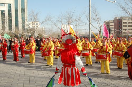酒泉市2011年元宵節(jié)社火匯演期間，部分社火隊(duì)來公司拜年