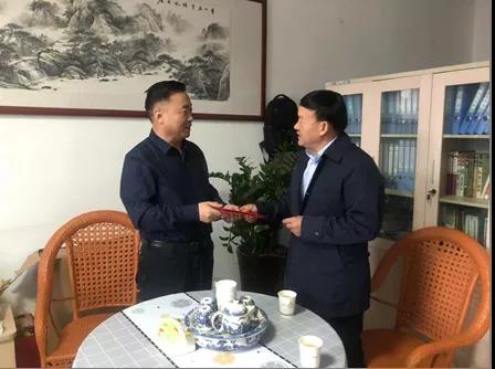 敦煌種業(yè)領(lǐng)導(dǎo)看望慰問公司老干部、老黨員及困難黨員職工