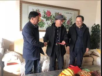 敦煌種業(yè)領(lǐng)導(dǎo)看望慰問公司老干部、老黨員及困難黨員職工