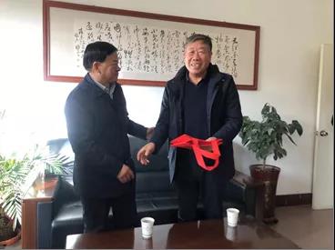 敦煌種業(yè)領(lǐng)導(dǎo)看望慰問公司老干部、老黨員及困難黨員職工