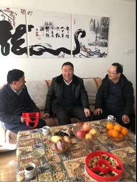 敦煌種業(yè)領(lǐng)導(dǎo)看望慰問公司老干部、老黨員及困難黨員職工