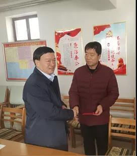 敦煌種業(yè)領(lǐng)導(dǎo)看望慰問公司老干部、老黨員及困難黨員職工
