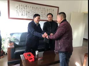 敦煌種業(yè)領(lǐng)導(dǎo)看望慰問公司老干部、老黨員及困難黨員職工